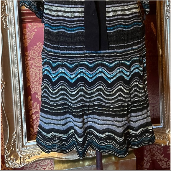 Great flattering Laundry dress. Fabric makes this an every season dress. - Picture 5 of 5